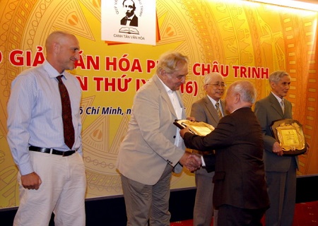 Nhà văn Nguyên Ngọc đang trao giải Vì sự nghiệp Văn hóa giáo dục cho GS Pierre Darriulat
